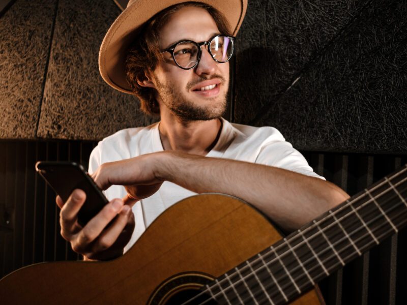 Developing a⁢ Strong‍ Stage Presence for Guitarists